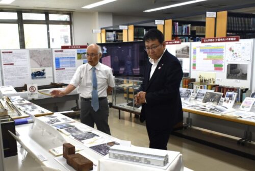 神谷千葉市長が図書館企画展示および煉瓦棟を見学されました