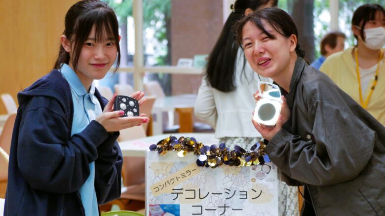 お土産のミラーをデコっちゃおう♪学生さんとおしゃべりしたり、参加者さん同士がお友達になるきっかけにも！？