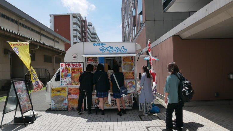 本日のランチ体験は、キッチンカー！！２台の店舗からお好きなお食事をゲット。カルボナーラうどんや、タコライス、クレープやかき氷のデザートなど、メニューが豊富でした(^▽^)/