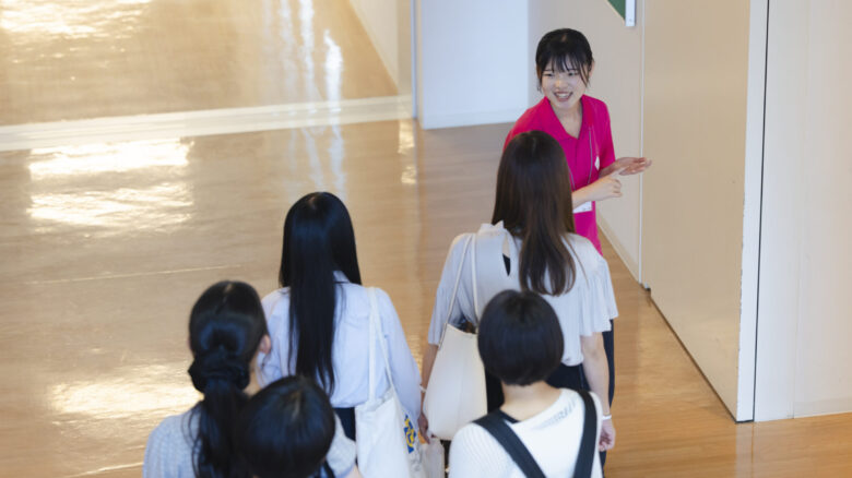 学生がキャンパスツアーへご案内！！質問にもお答えします！