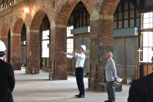 熊谷千葉県知事が図書館企画展示および煉瓦棟を視察されました