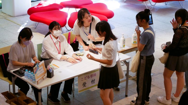 開放的な吹き抜けのエントランスで受付です。