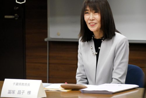 千葉県の冨塚昌子教育長が来校され、本学学生８名と語り合いました