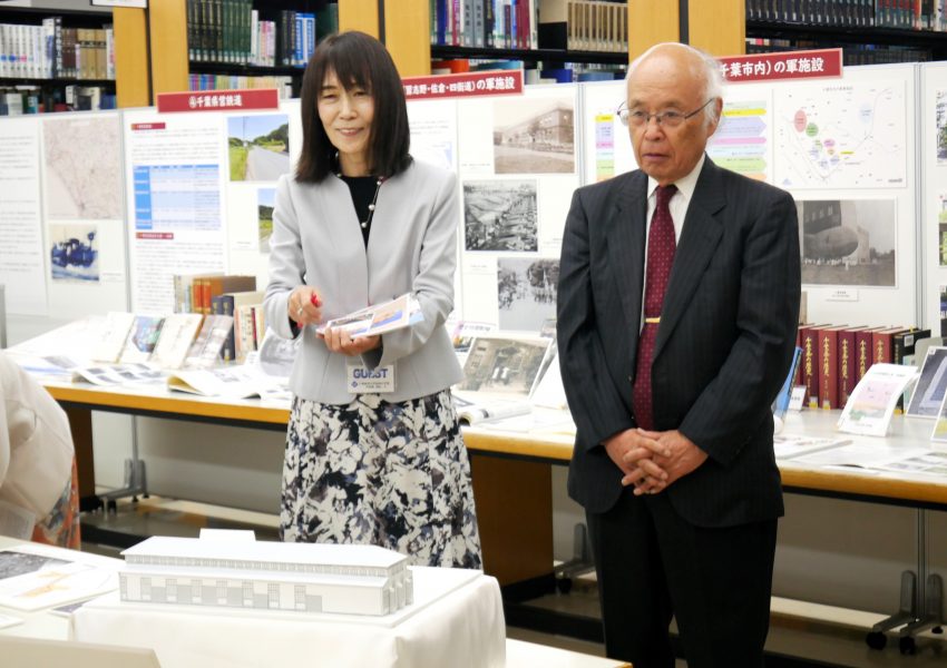 総合図書館で開催中の企画展「学び舎に残る歴史 ~煉瓦棟と千葉の戦跡~」をご覧になる冨塚教育長と佐久間勝彦学長。