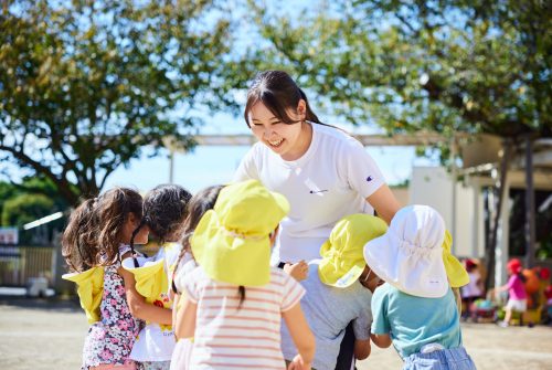 保育士の給料大幅アップを国が公表！　　　　　　　　　　　　保育士の魅力もアップ！　　　　　　　　　　　　　　　　本学で学び、保育士になろう！