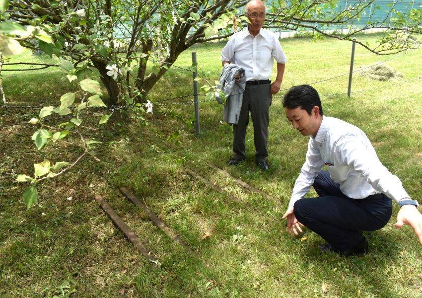 建物外には当時のレールの一部が残っています　(熊谷県知事 右)