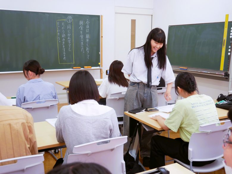 夏休みに行われた本学独自の「教員採用試験対策講座」では、先生役で模擬授業を披露しました。児童役に扮するのも、学生たちです。