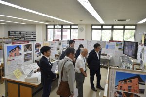 千葉市長が企画展示を見学する画像