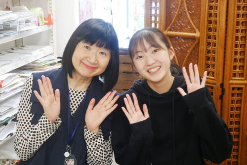 笑顔の先生に、こども学科の学生がインタビュー!